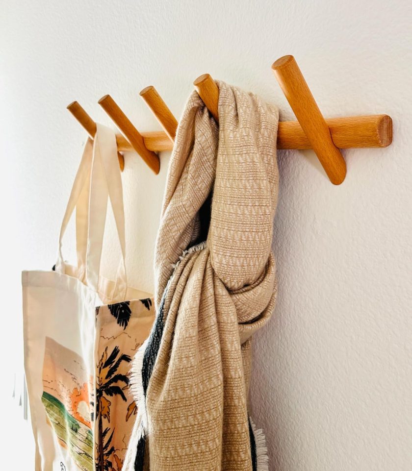 Modern 5-Hook Wooden Coat Rack, Decorative Coat Rack Wall Mount for Bags, Hats, Purse, Heavy Duty, Sturdy, Natural Oak, Easy to Install Holds up to 7 for Each Hook, Wall Mounted Hooks